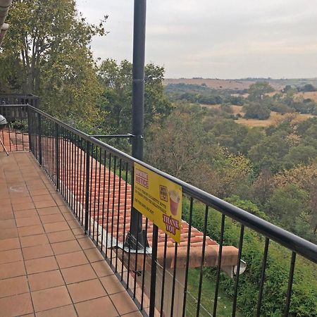 Hills And Dales Accommodation 란세리아 외부 사진